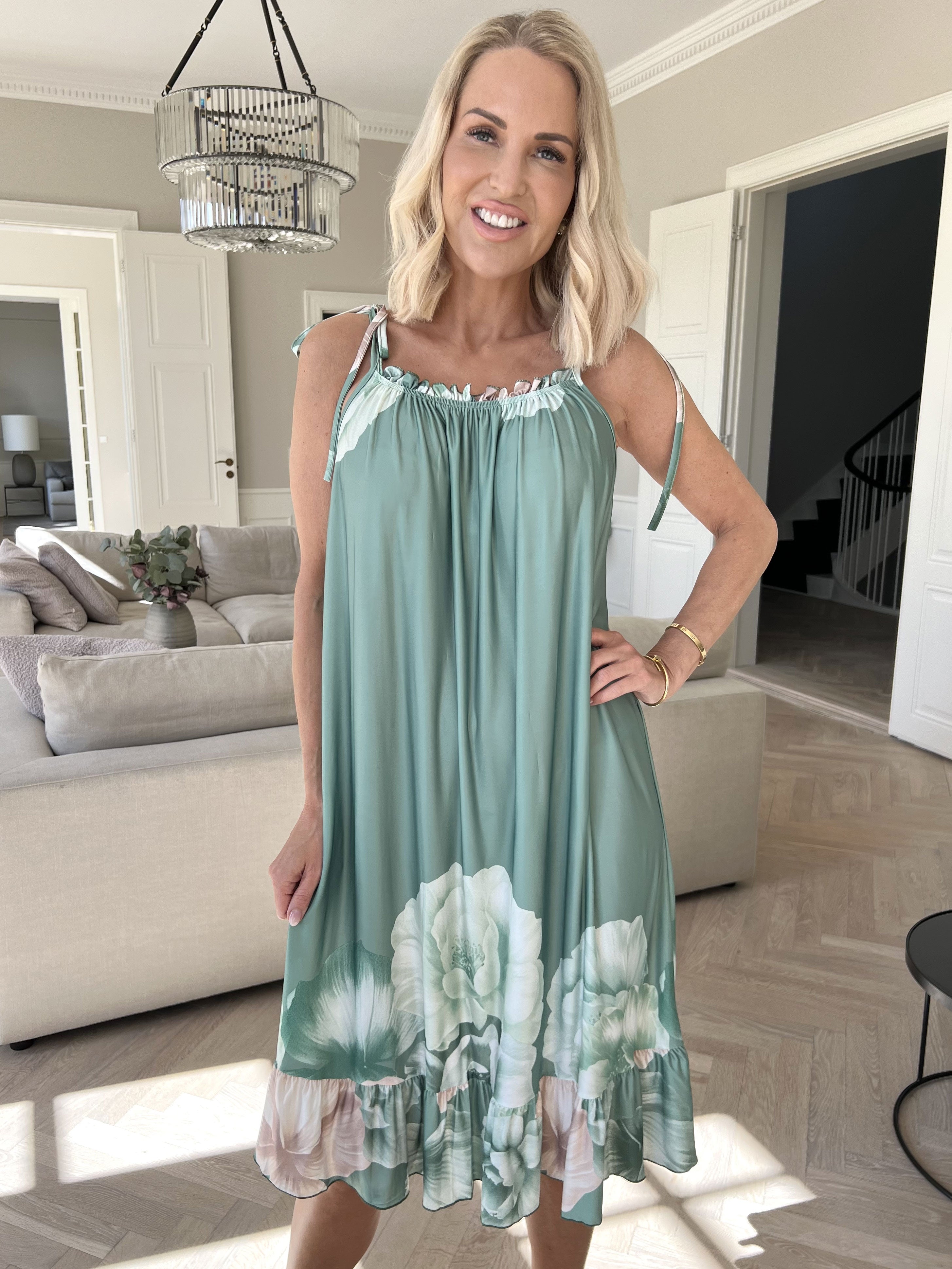 Maya Short - Elastisk strop sommerkjole med blomsterprint